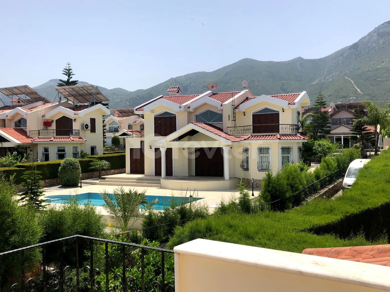 Bellapais yolunda kiralık özel havuzlu villa