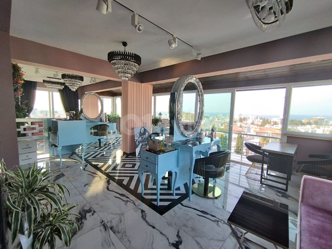 4+1 LUXURY PENTHOUSE FOR SALE / COMMERCIAL PERMIT / MAGNIFICENT VIEW IN THE CENTER OF KYRENIA!! ** 