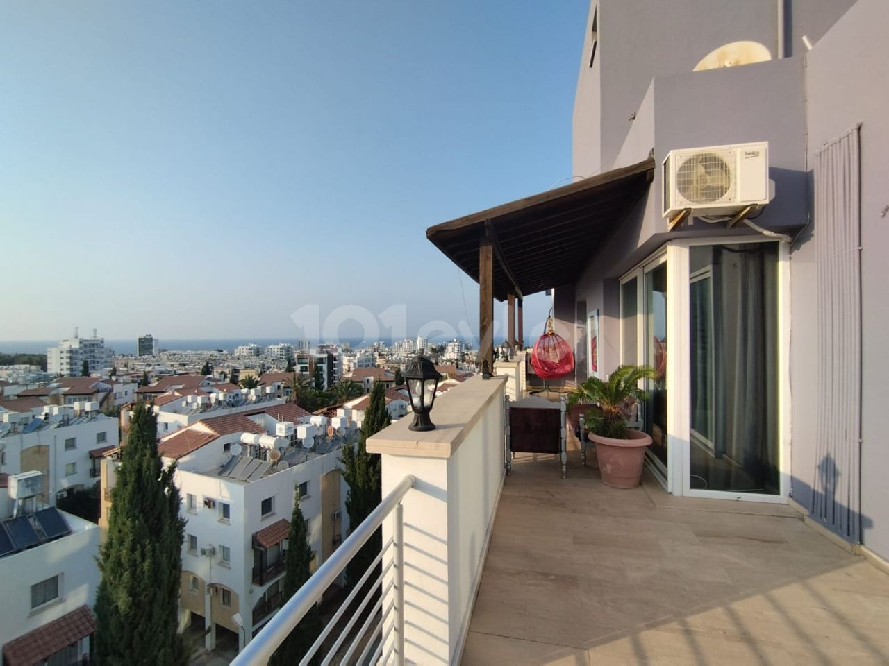 4+1 LUXURY PENTHOUSE FOR SALE / COMMERCIAL PERMIT / MAGNIFICENT VIEW IN THE CENTER OF KYRENIA!! ** 