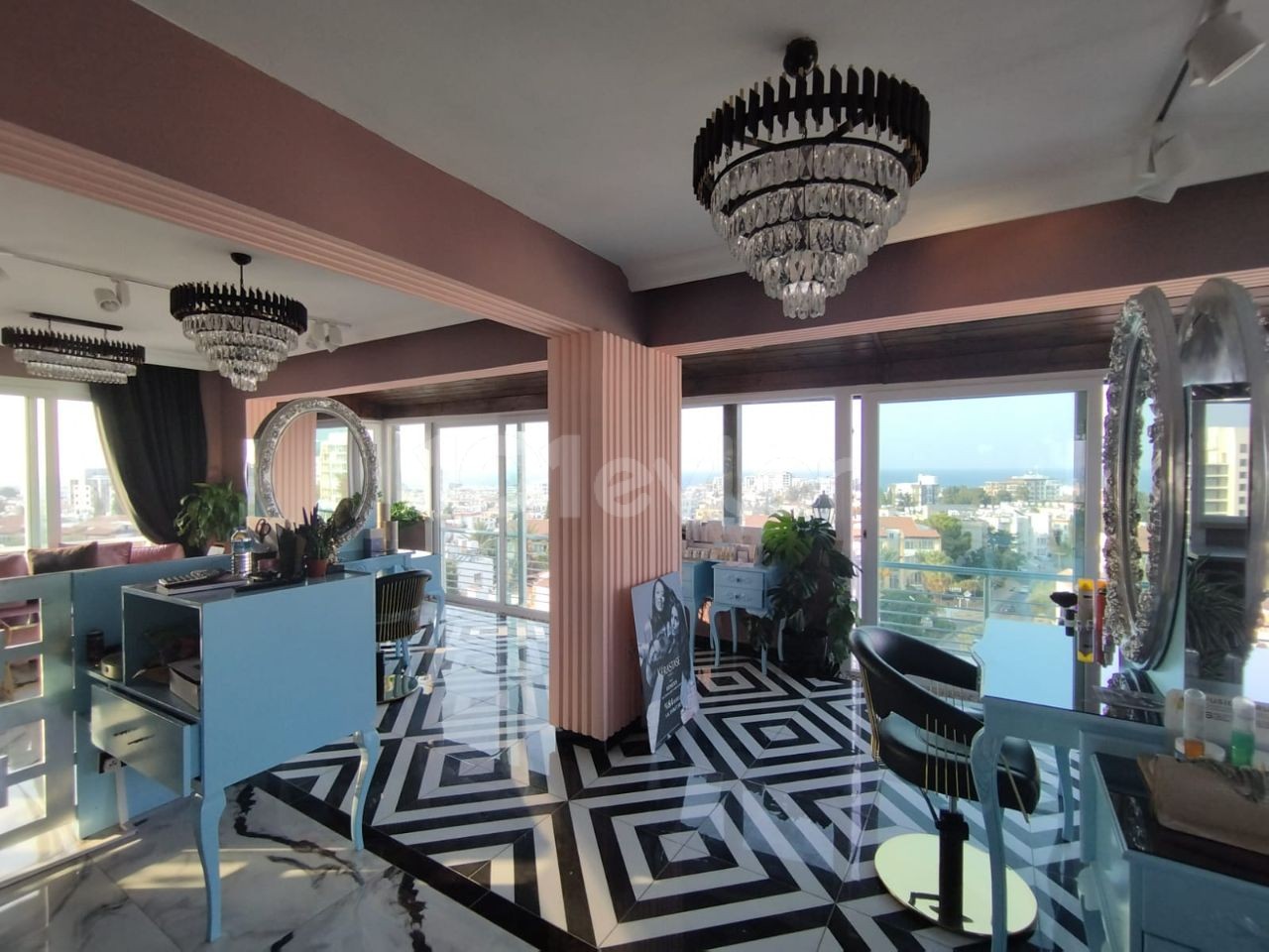 4+1 LUXURY PENTHOUSE FOR SALE / COMMERCIAL PERMIT / MAGNIFICENT VIEW IN THE CENTER OF KYRENIA!! ** 