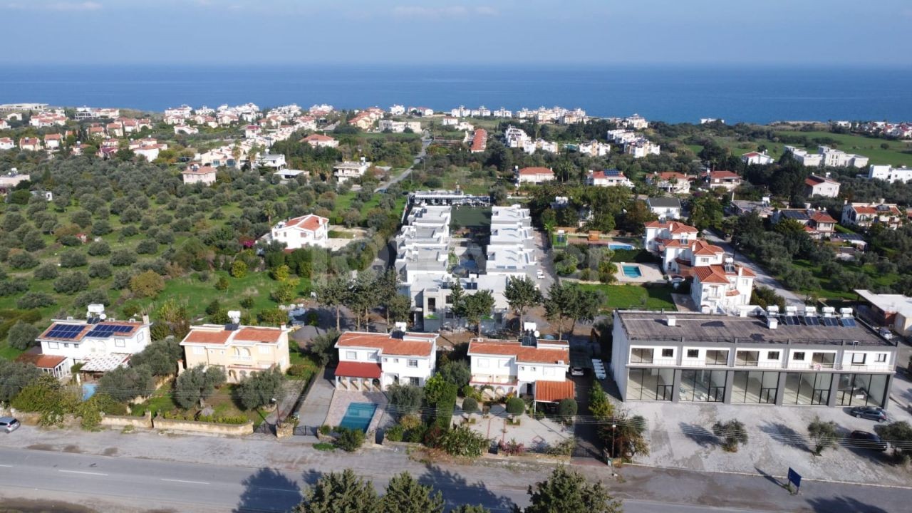 Villen in Lapta mit Gemeinschaftspool