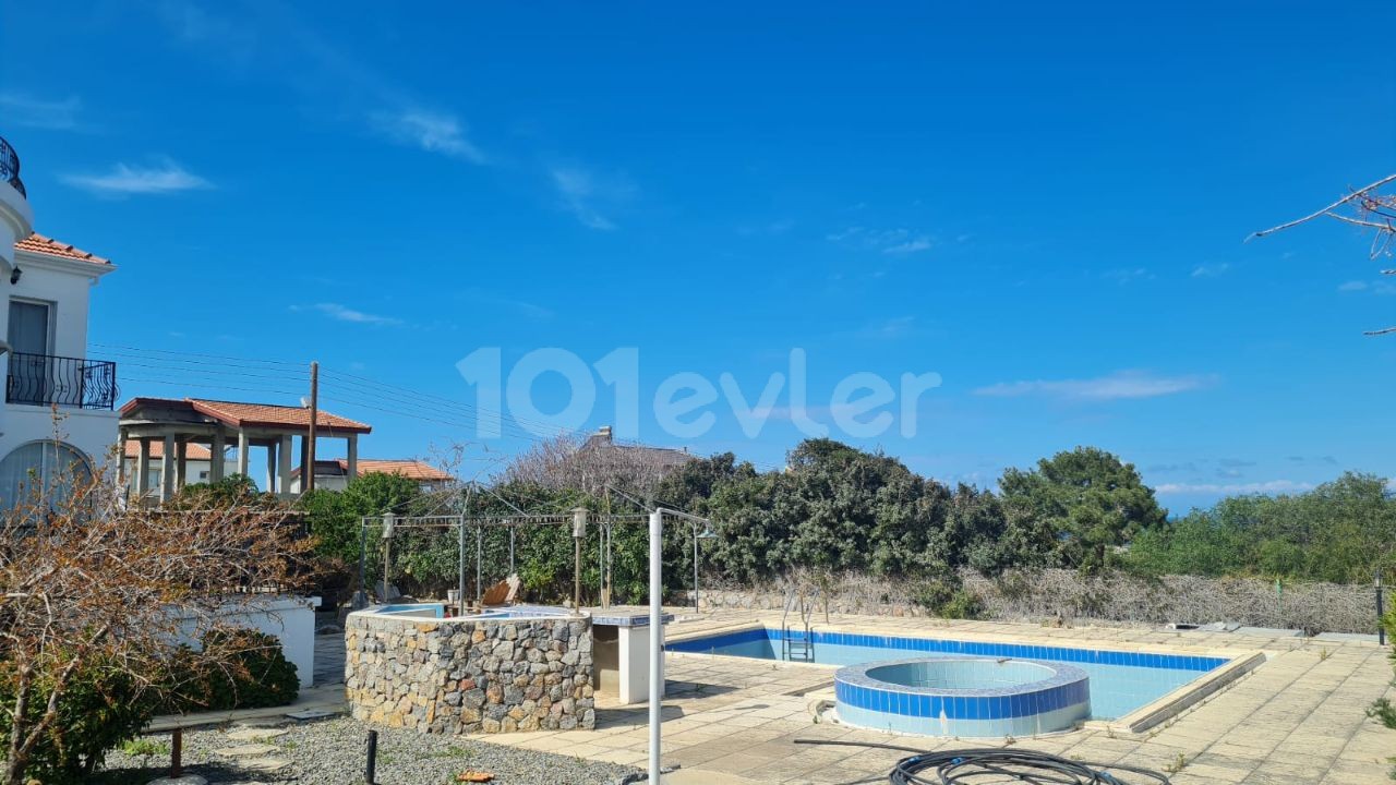 VILLA ZUM VERKAUF IN GİRNE ALSANCAK MIT GROSSEM GARTEN UND PRIVATEM POOL