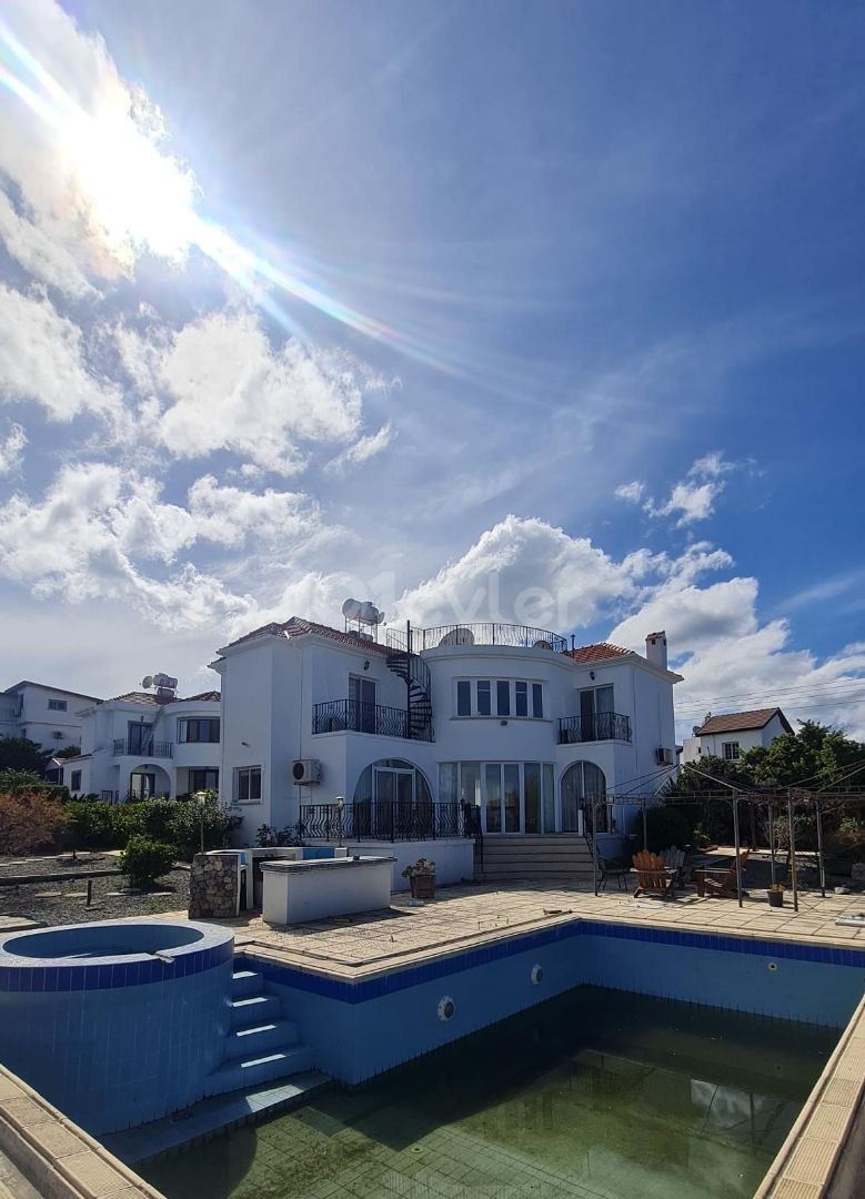 VILLA ZUM VERKAUF IN GİRNE ALSANCAK MIT GROSSEM GARTEN UND PRIVATEM POOL