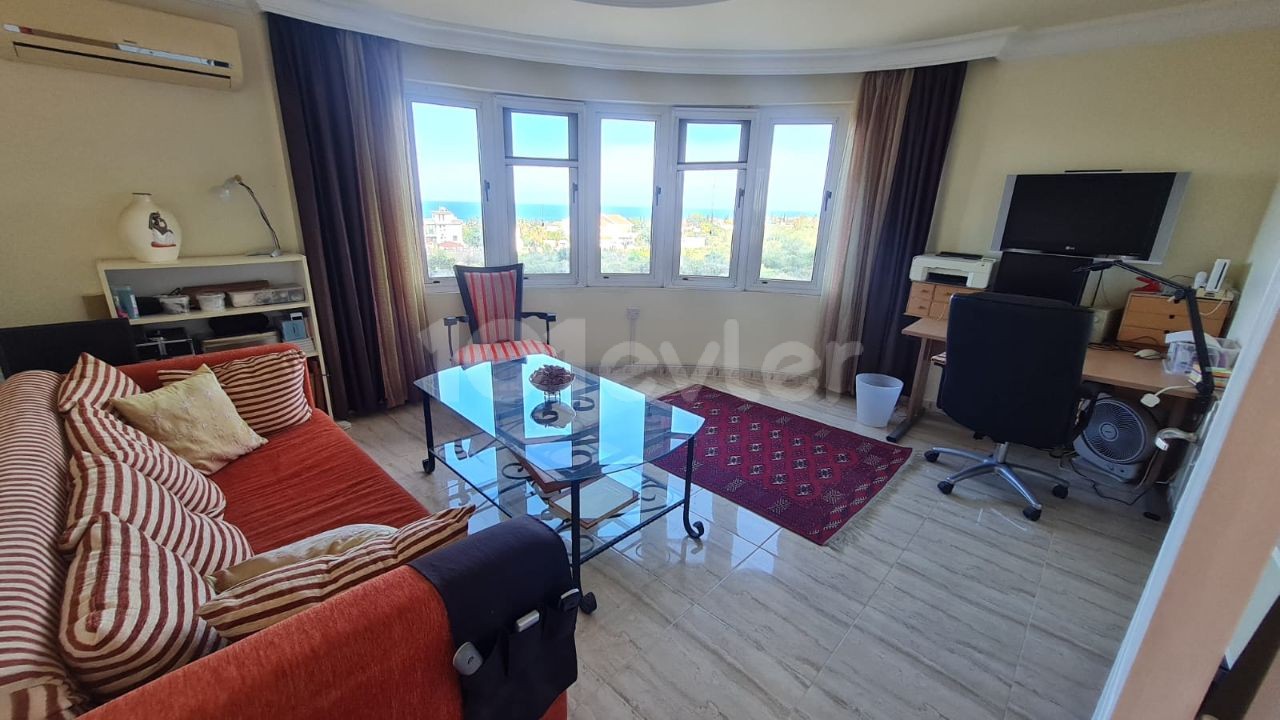 VILLA ZUM VERKAUF IN GİRNE ALSANCAK MIT GROSSEM GARTEN UND PRIVATEM POOL