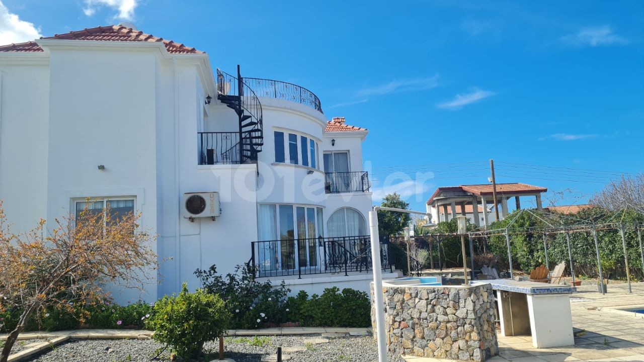 VILLA ZUM VERKAUF IN GİRNE ALSANCAK MIT GROSSEM GARTEN UND PRIVATEM POOL