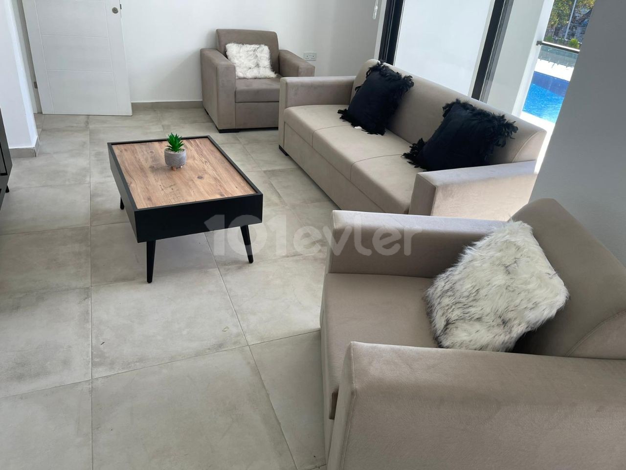 Girne Ozanköy'de 2+1 Full Eşyalı Havuzlu Kiralık Daire