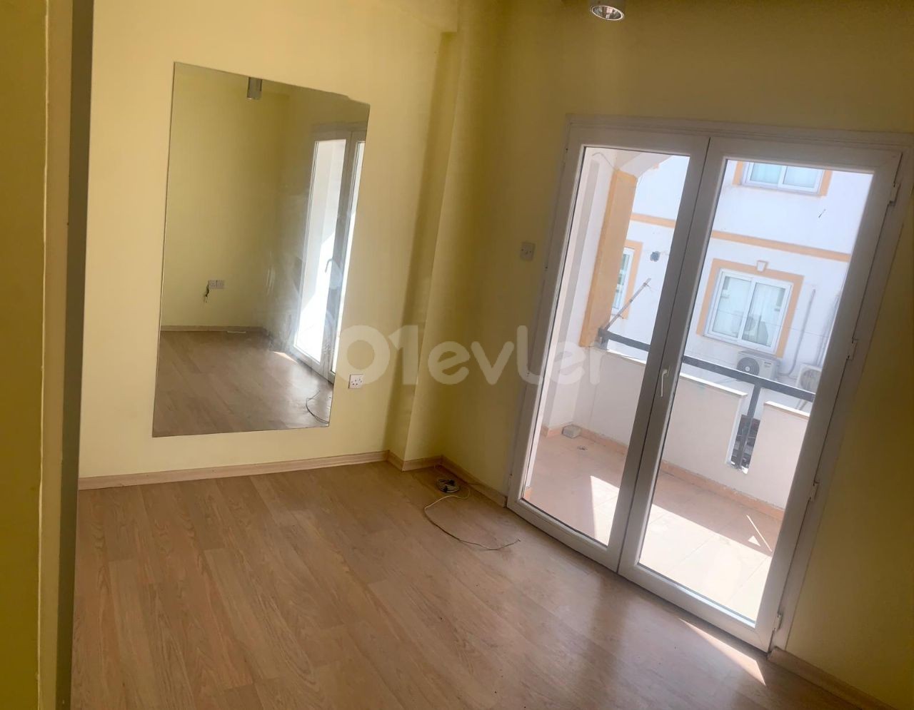 Girne Merkez'de Ticari İzinli Kiralık 3+1 Dükkan