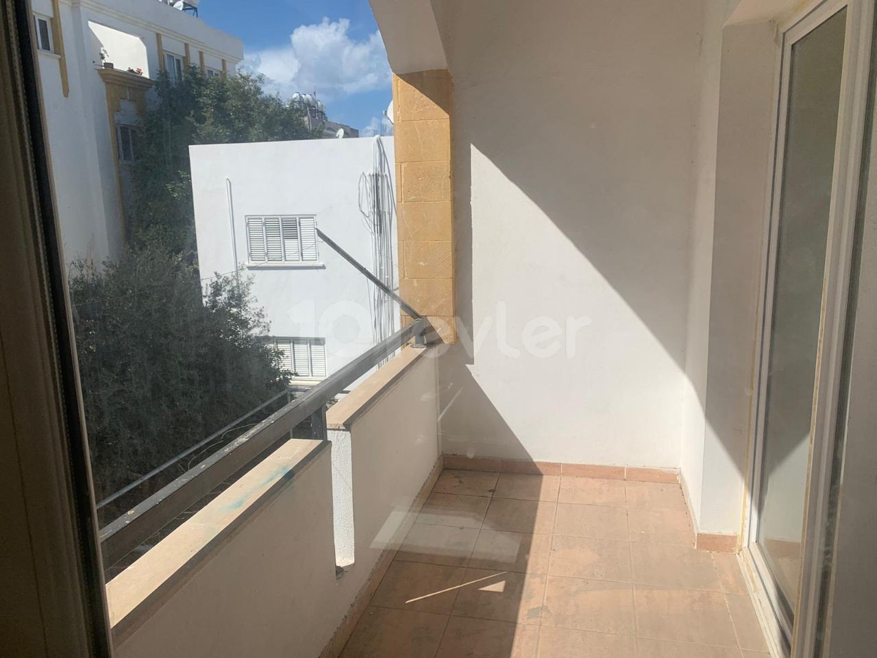 Girne Merkez'de Ticari İzinli Kiralık 3+1 Dükkan