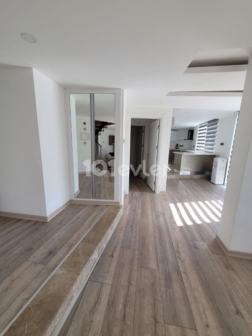 Duplex-Penthouse-Wohnung zur Miete in Kyrenia Zentrum