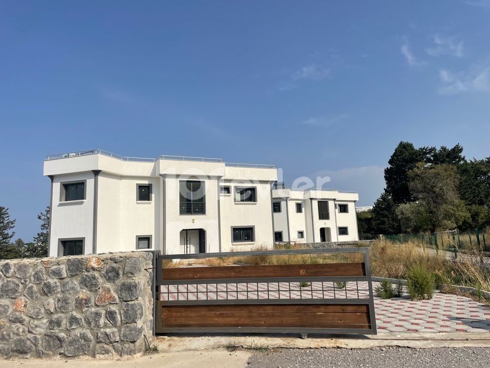 Girne Alsancak Bölgesinde Satılık Geniş Bahçeli Villa