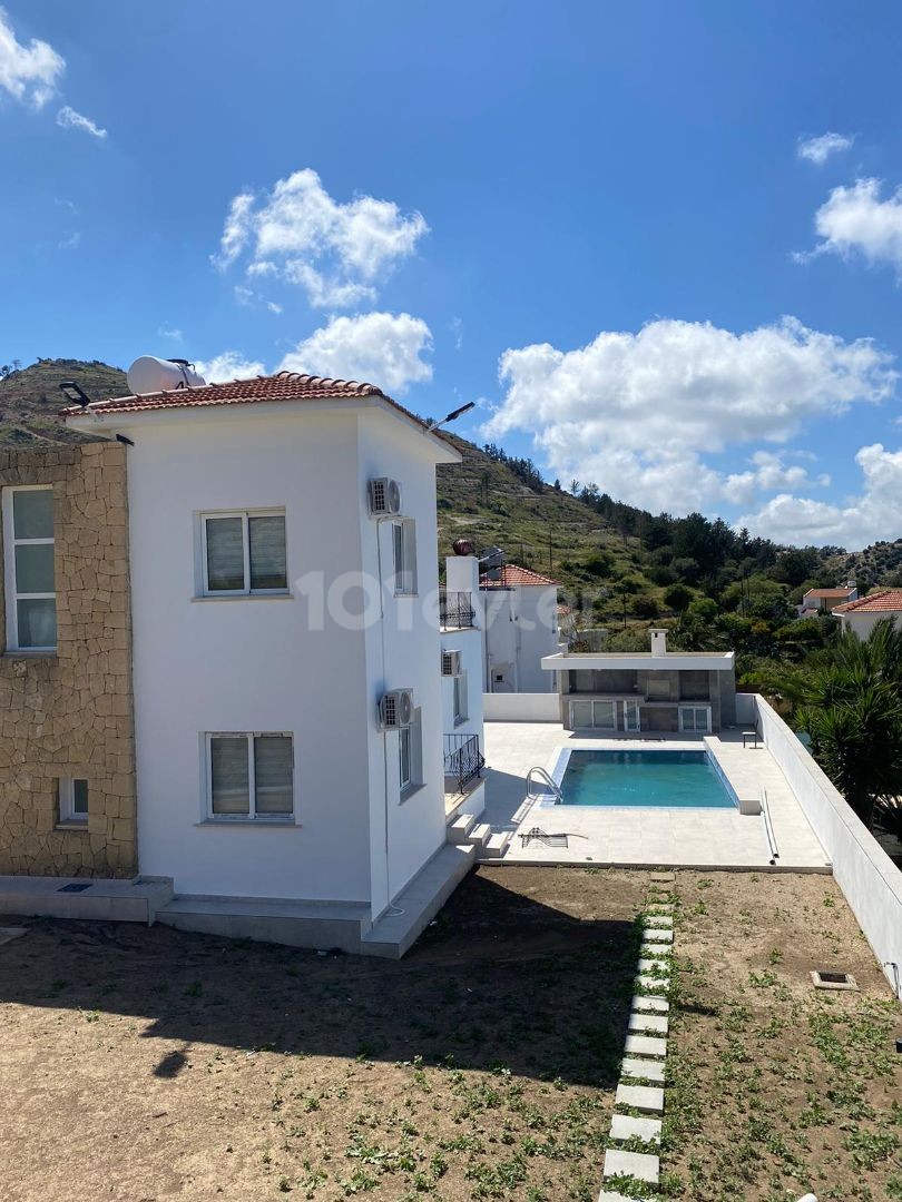 Girne Karşıyaka'da 3+1 Kiralık Lüks Villa