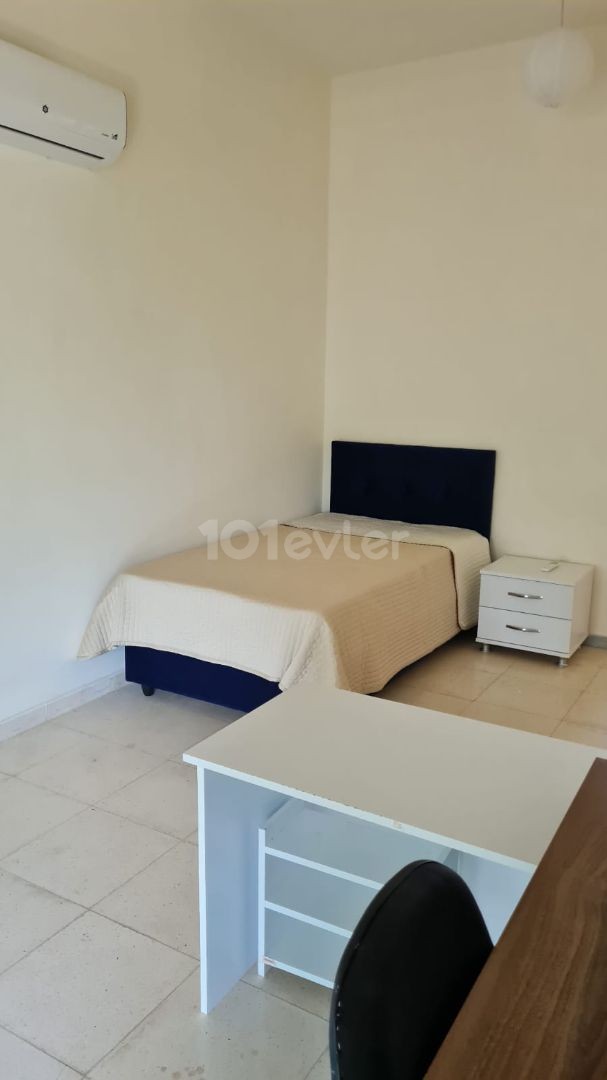 Alsancak'ta,Plaja Yürüme Mesafesinde Kiralık 4+1 Villa