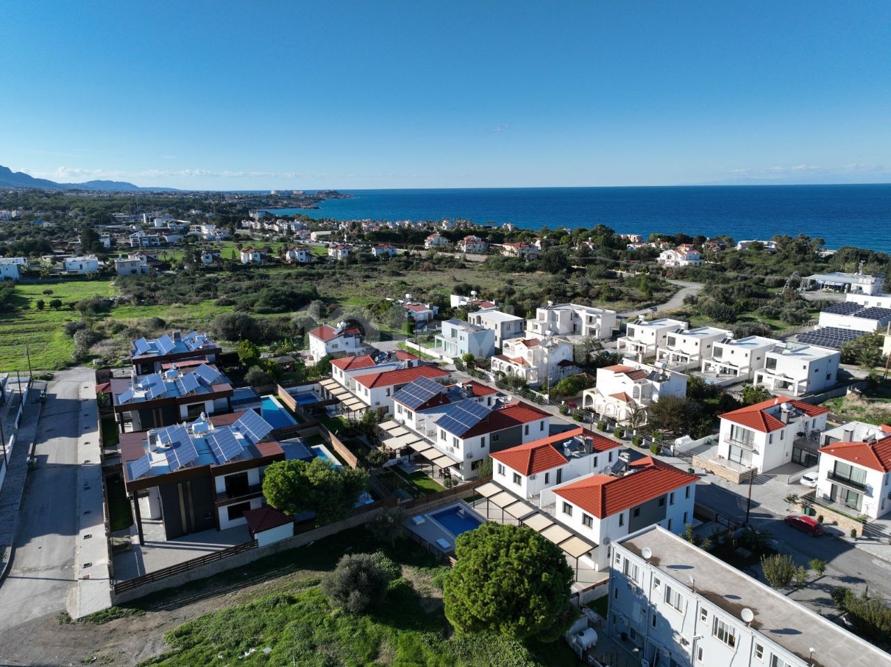 Girne Edremit'te Taşınmaya Hazır Muhteşem Konumda Yarı Müstakil 4+1 Villalar