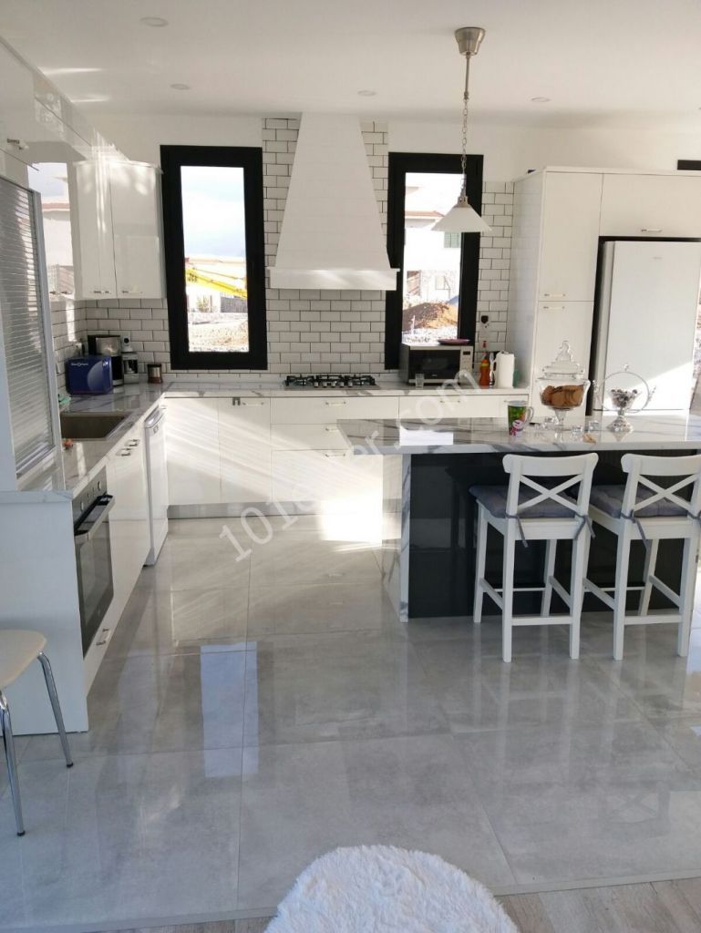 Alsancak'ta muhteşem dağ ve deniz manzaralı modern dizayn villa!!!