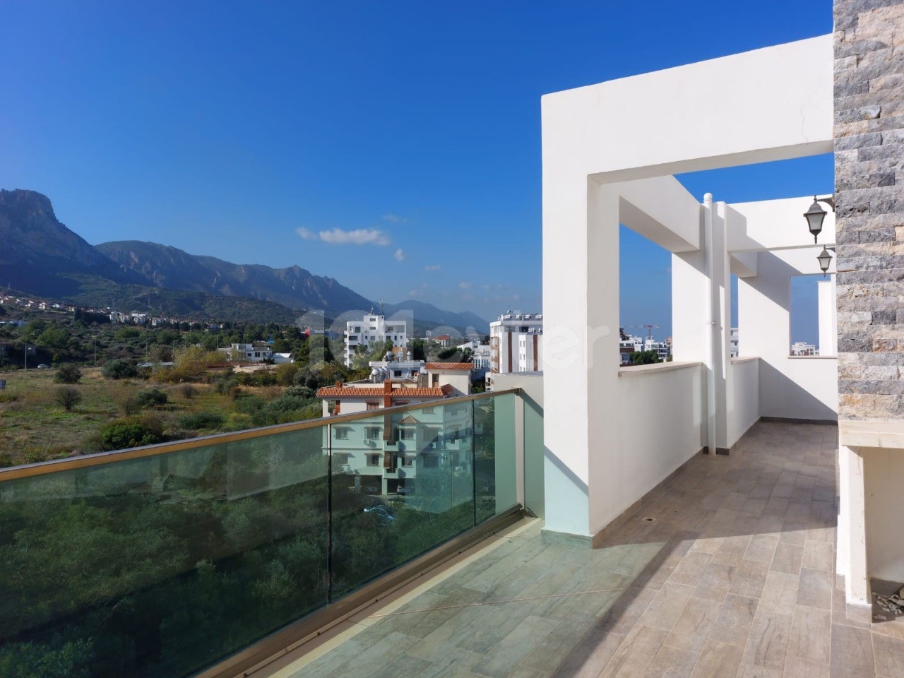 Penthouse with a magnificent view of the center of Kyrenia ** 