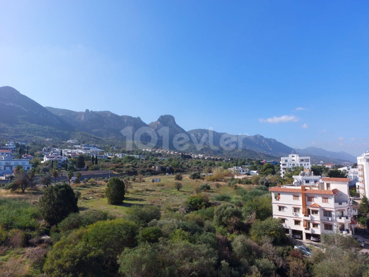 Penthouse with a magnificent view of the center of Kyrenia ** 