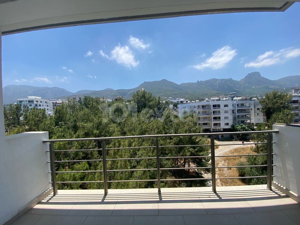 3+1 PENTHOUSE FLAT WITH EXCELLENT VIEW IN KYRENIA CENTER