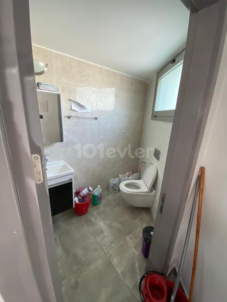 GİRNE MERKEZ ATA TOWERDA GİRİŞ KAT ANA CADDEYE 2 CEPHELİ DÜKKAN/OFİS