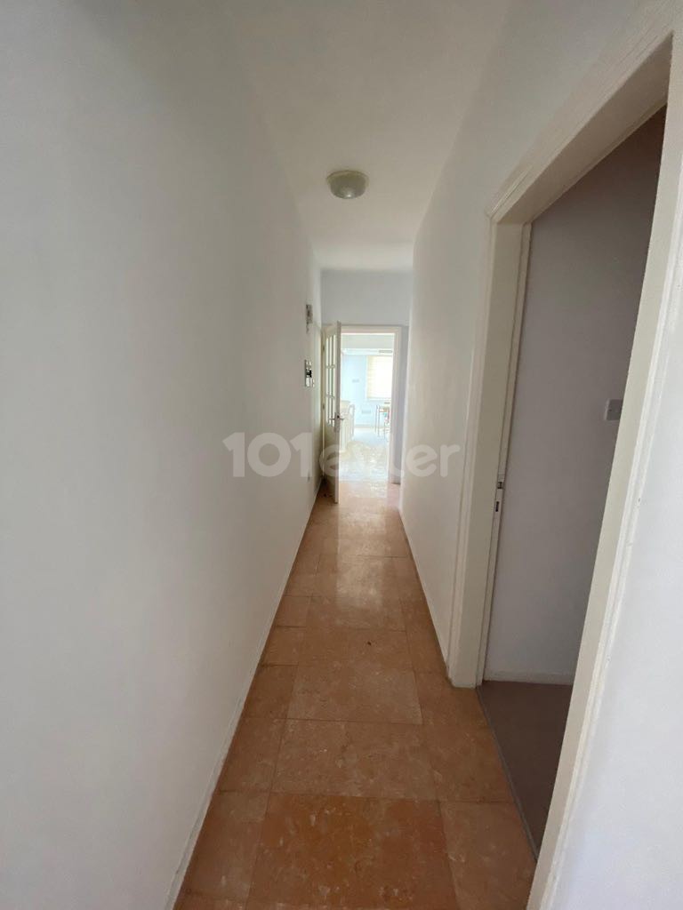 3+2 SEHR GERÄUMIGE WOHNUNG MIT GEWERBLICHER GENEHMIGUNG KYRENIA ZENTRUM ** 