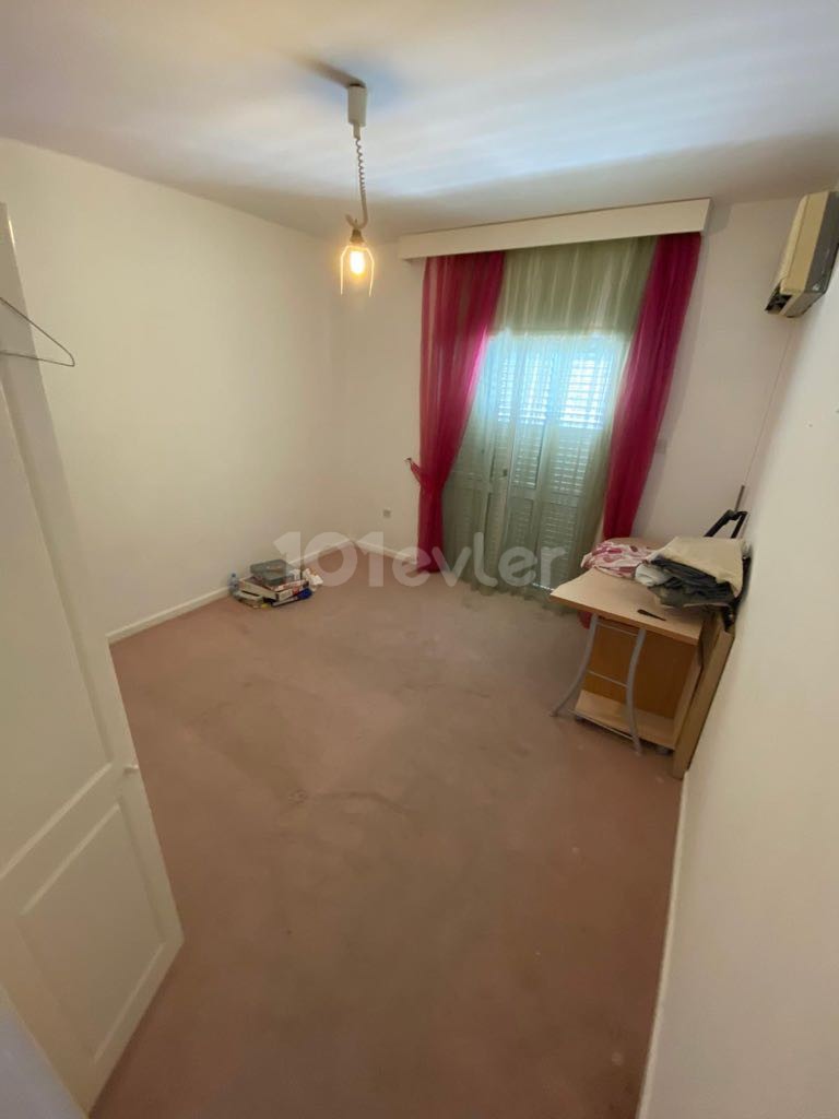 3+2 SEHR GERÄUMIGE WOHNUNG MIT GEWERBLICHER GENEHMIGUNG KYRENIA ZENTRUM ** 