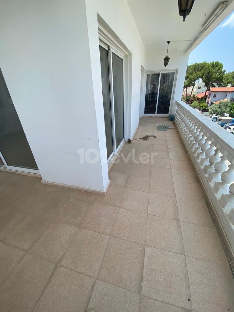 3+2 SEHR GERÄUMIGE WOHNUNG MIT GEWERBLICHER GENEHMIGUNG KYRENIA ZENTRUM ** 