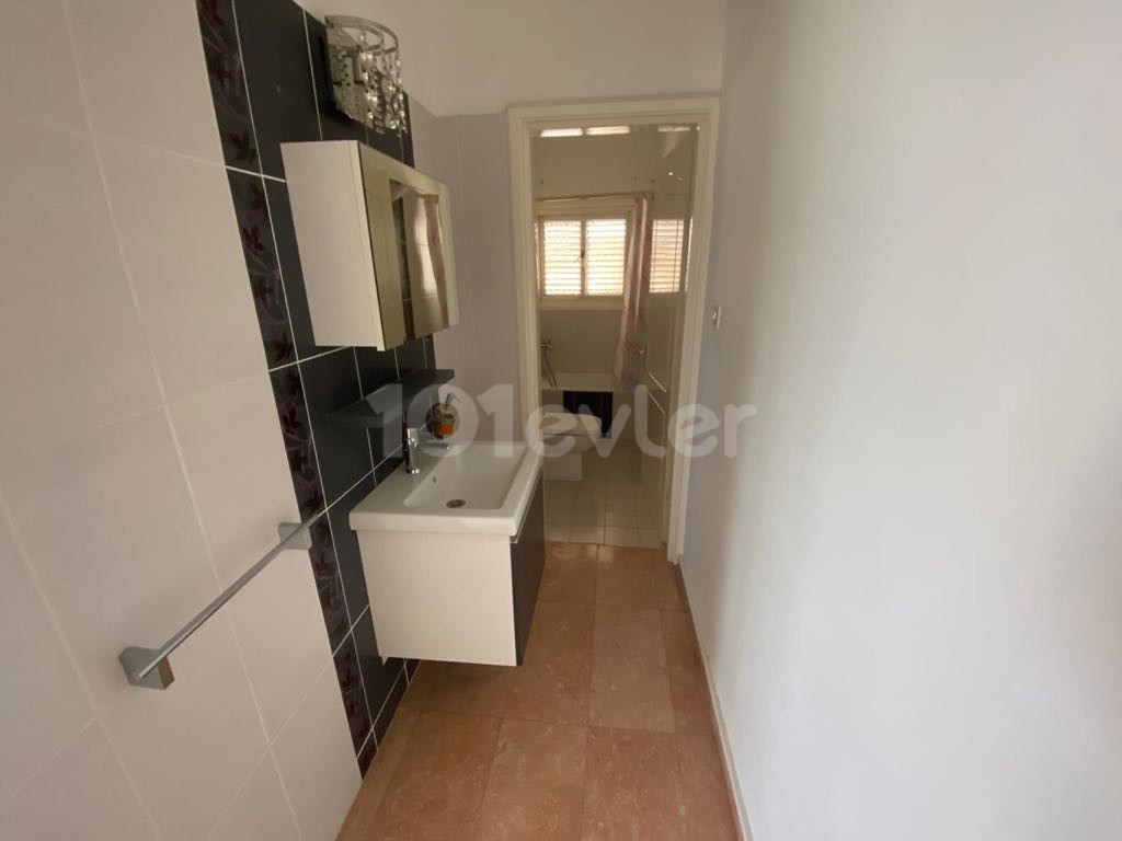 3+2 SEHR GERÄUMIGE WOHNUNG MIT GEWERBLICHER GENEHMIGUNG KYRENIA ZENTRUM ** 