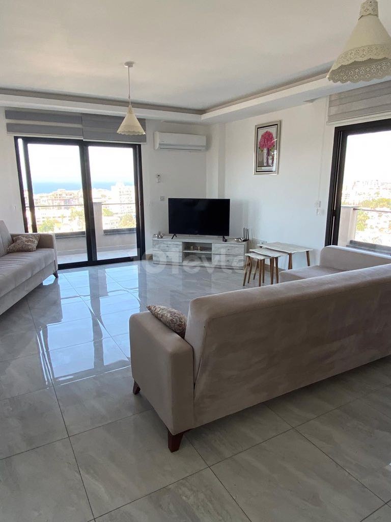 GİRNENİN KALBİNDE DAĞ VE DENİZ MANZARALI BÜYÜLEYİCİ PENTHOUSE 