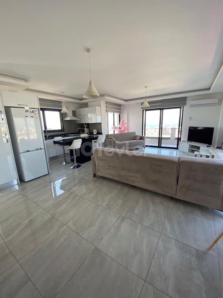 GİRNENİN KALBİNDE DAĞ VE DENİZ MANZARALI BÜYÜLEYİCİ PENTHOUSE 