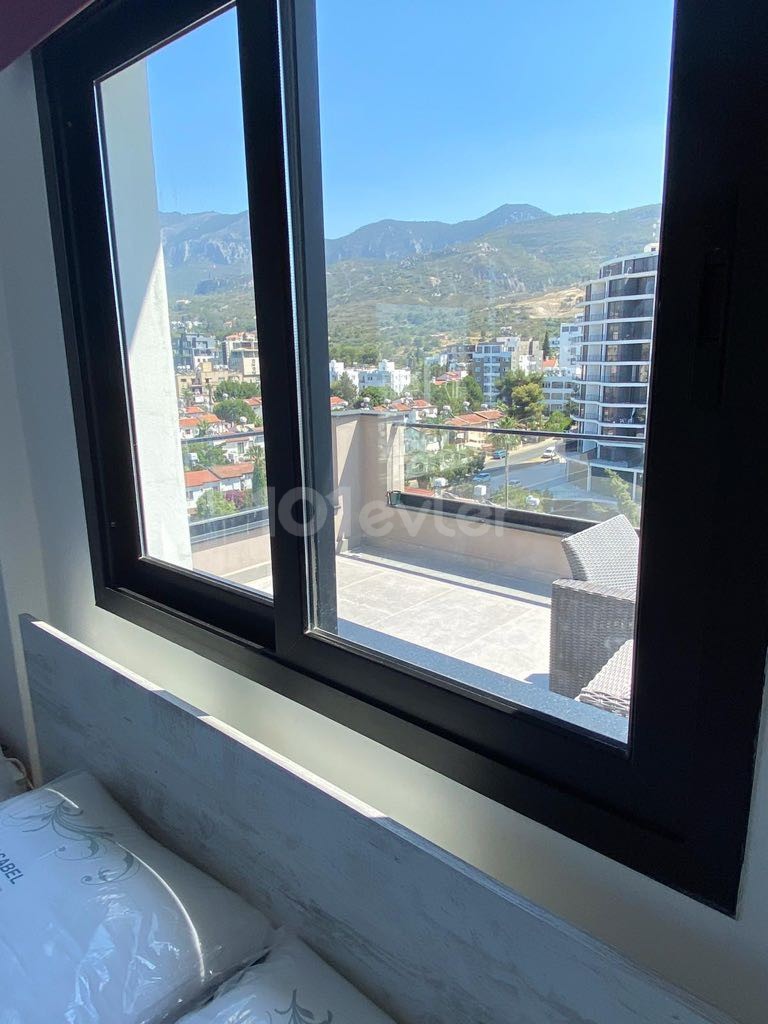 CHARMANTES PENTHOUSE MIT BERG-UND MEERBLICK IM HERZEN VON KYRENIA ** 