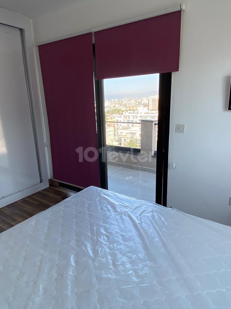 CHARMANTES PENTHOUSE MIT BERG-UND MEERBLICK IM HERZEN VON KYRENIA ** 