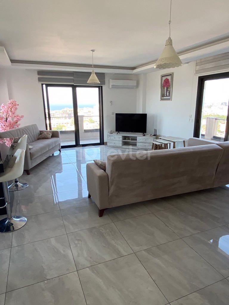 GİRNENİN KALBİNDE DAĞ VE DENİZ MANZARALI BÜYÜLEYİCİ PENTHOUSE 