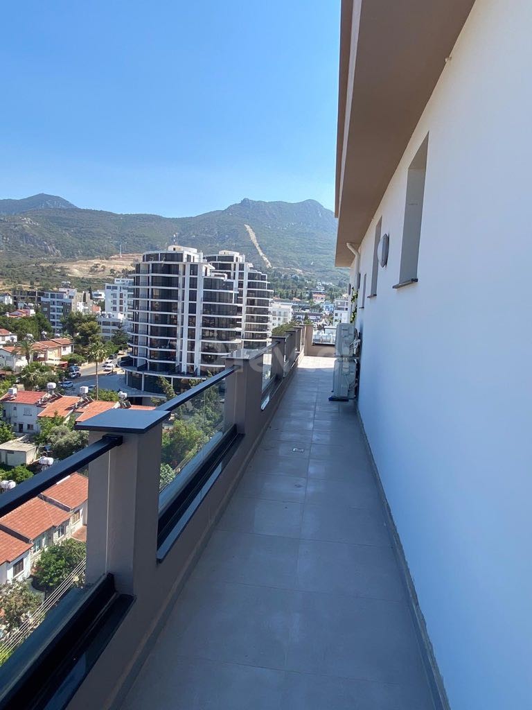 CHARMANTES PENTHOUSE MIT BERG-UND MEERBLICK IM HERZEN VON KYRENIA ** 