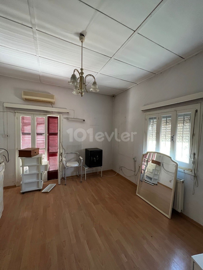 AN APARTMENT OFFICE WITH 3 + 1 PARKING THAT CAN BE USED COMMERCIALLY IN THE CENTER OF KYRENIA! SOLE AUTHORITY ** 