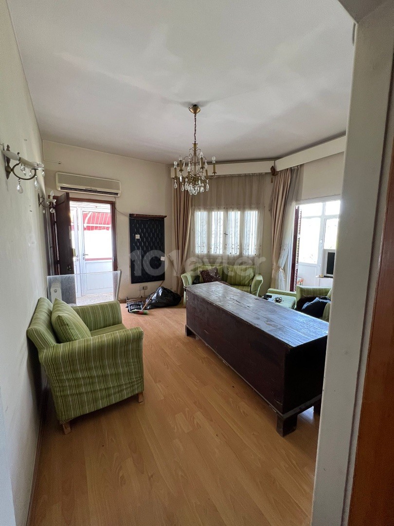 AN APARTMENT OFFICE WITH 3 + 1 PARKING THAT CAN BE USED COMMERCIALLY IN THE CENTER OF KYRENIA! SOLE AUTHORITY ** 