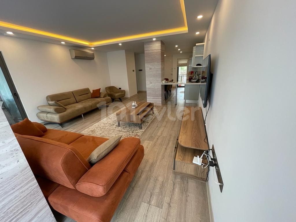 GİRNE MERKEZ ELEGANCE’DA FULL EŞYALI 125m2 BÜYÜKLÜĞÜNDE ORTAK HAVUZLU TERASLI KOÇANI HAZIR 2+1 LÜKS DAİRE