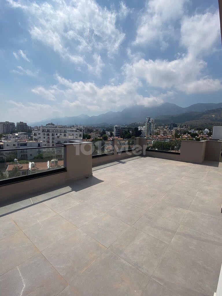 AUSGEZEICHNETE 2 + 1 PENTHOUSE-WOHNUNG MIT JACUZZI IM ZENTRUM VON KYRENIA ** 