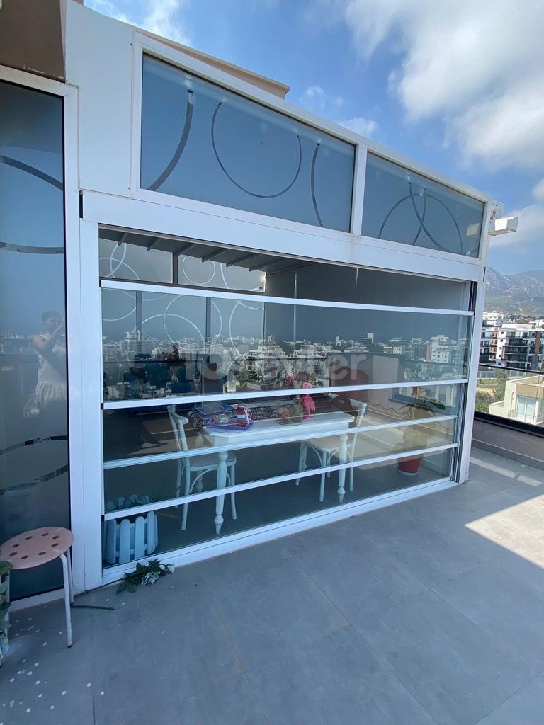 AUSGEZEICHNETE 2 + 1 PENTHOUSE-WOHNUNG MIT JACUZZI IM ZENTRUM VON KYRENIA ** 