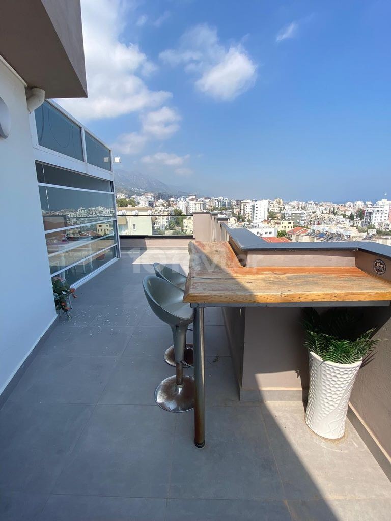 GİRNE MERKEZDE JAKUZİLİ MÜKEMMEL 2+1 PENTHOUSE DAİRE