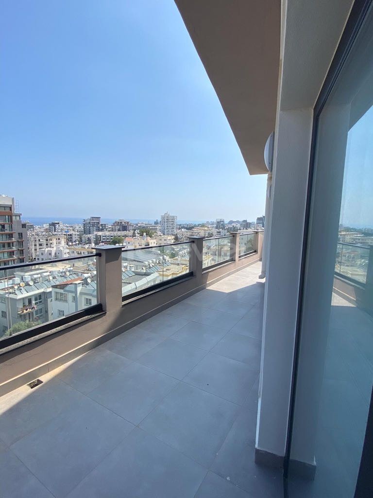 GİRNE MERKEZDE JAKUZİLİ MÜKEMMEL 2+1 PENTHOUSE DAİRE