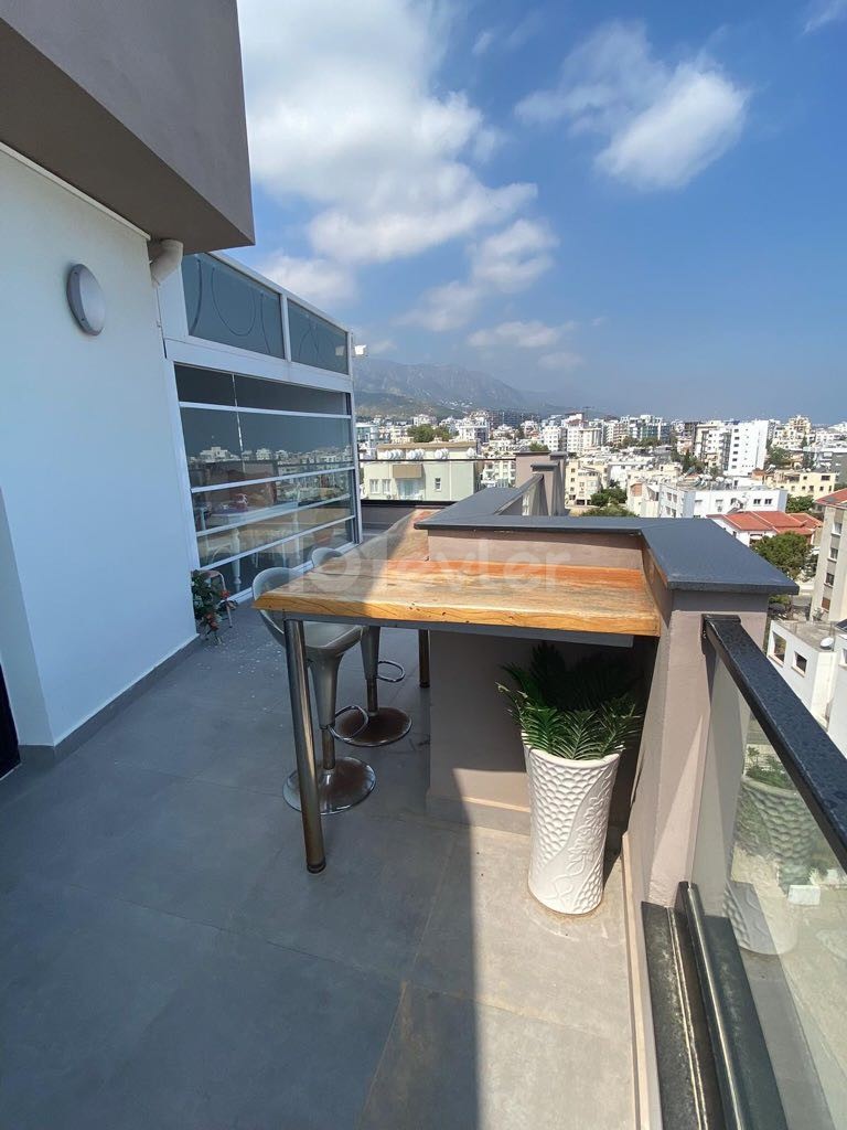 AUSGEZEICHNETE 2 + 1 PENTHOUSE-WOHNUNG MIT JACUZZI IM ZENTRUM VON KYRENIA ** 