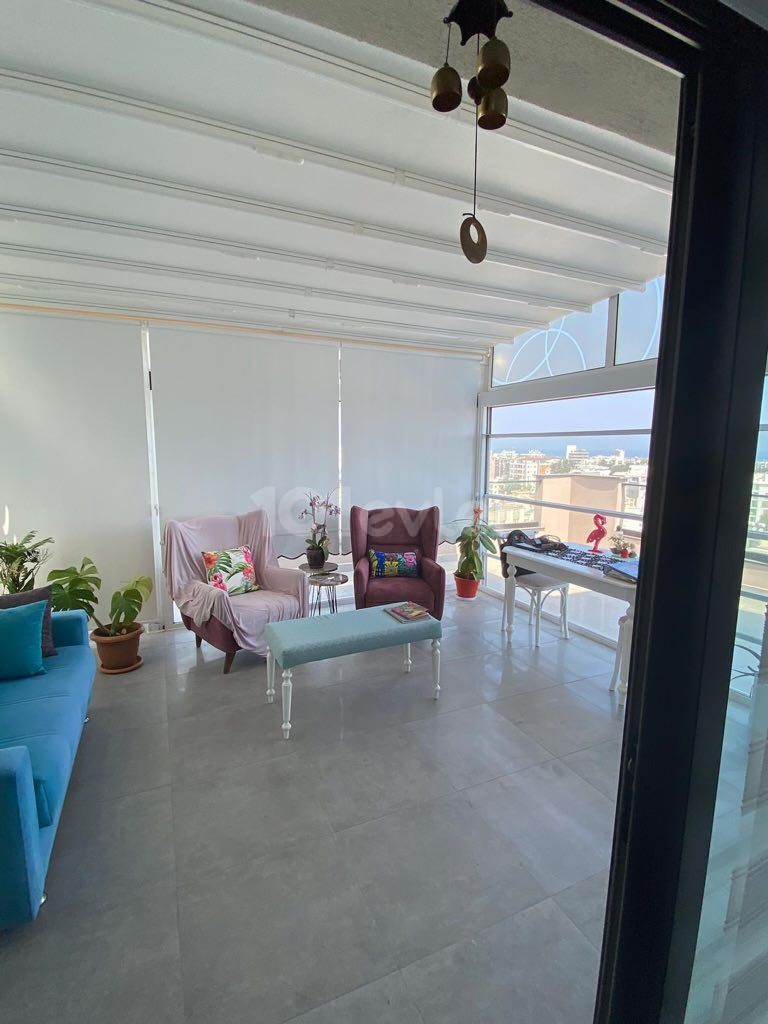 AUSGEZEICHNETE 2 + 1 PENTHOUSE-WOHNUNG MIT JACUZZI IM ZENTRUM VON KYRENIA ** 