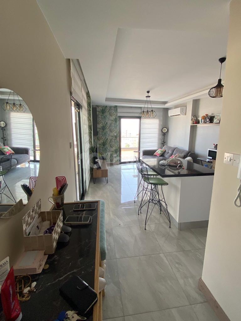 AUSGEZEICHNETE 2 + 1 PENTHOUSE-WOHNUNG MIT JACUZZI IM ZENTRUM VON KYRENIA ** 