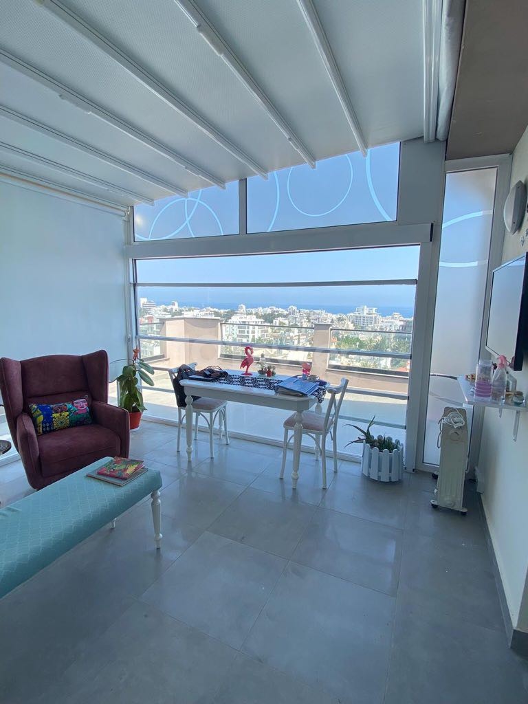 AUSGEZEICHNETE 2 + 1 PENTHOUSE-WOHNUNG MIT JACUZZI IM ZENTRUM VON KYRENIA ** 