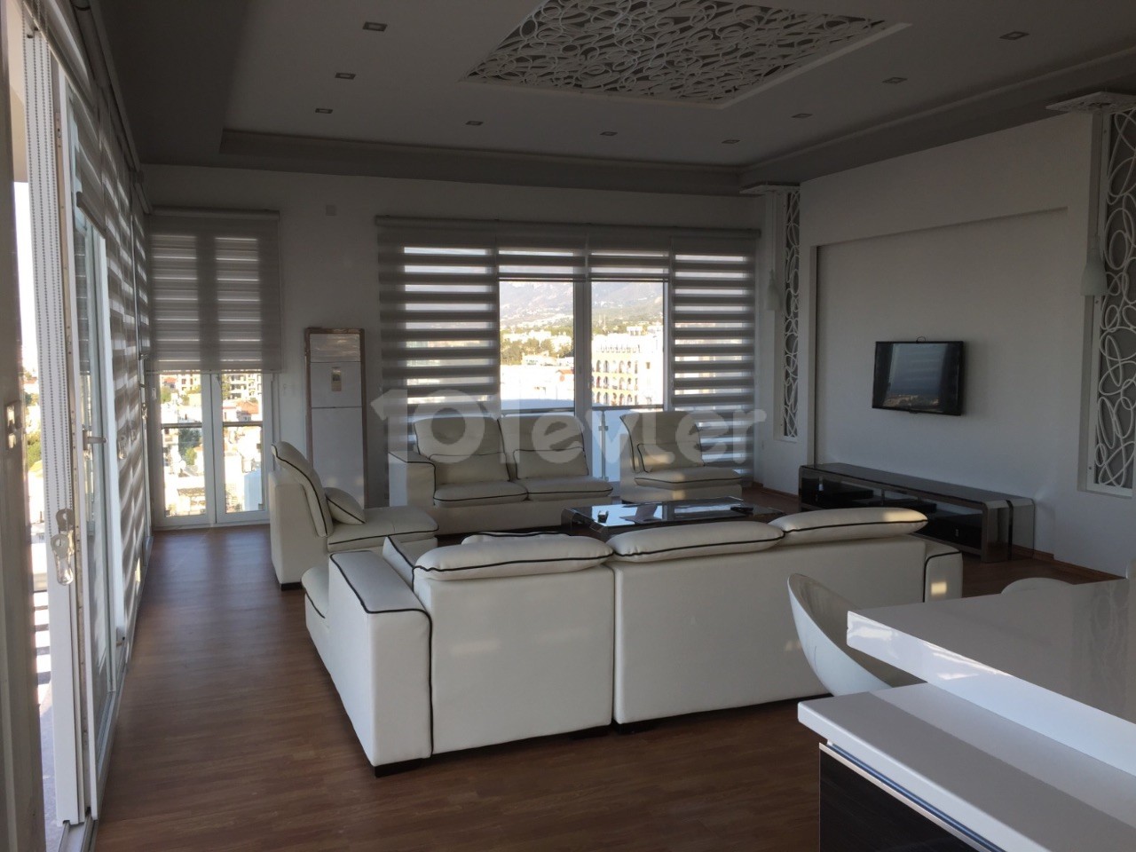 1+1 VOLL MÖBLIERTES PENTHOUSE ZUR MIETE IN KYRENIA ZENTRUM ** 