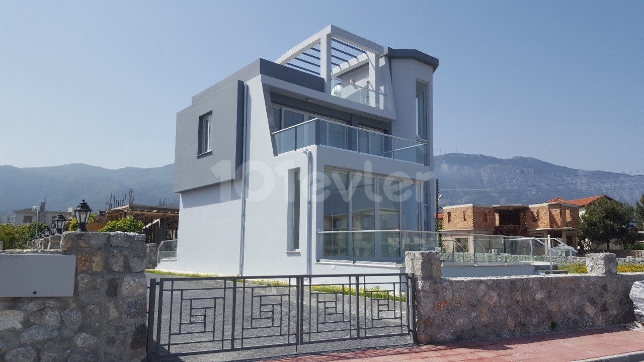 ALSANCAK IS A VERY LARGE AND VERY SPACIOUS 3 + 1 VILLA WITH A PRIVATE LARGE GARDEN WITH SEA VIEWS AND A LARGE PARKING LOT ** 