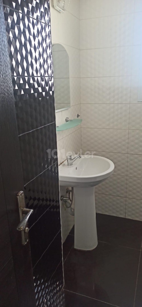 GİRNE MERKEZ DE KİRALIK MODERN FULL EŞYALI HER YERE YAKIN 2+1 DAİRE 