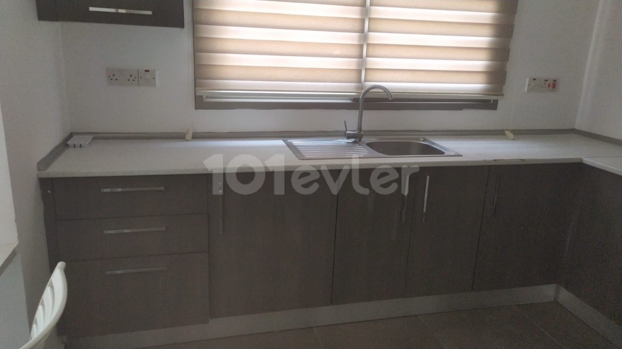 GİRNE MERKEZ DE KİRALIK MODERN FULL EŞYALI HER YERE YAKIN 2+1 DAİRE 