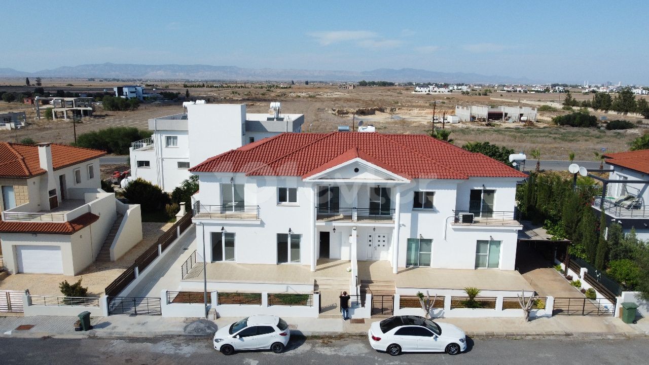 FAMAGUSTA MUTLUYAKA MÖBLIERTE 4+1 VILLA ZU VERKAUFEN