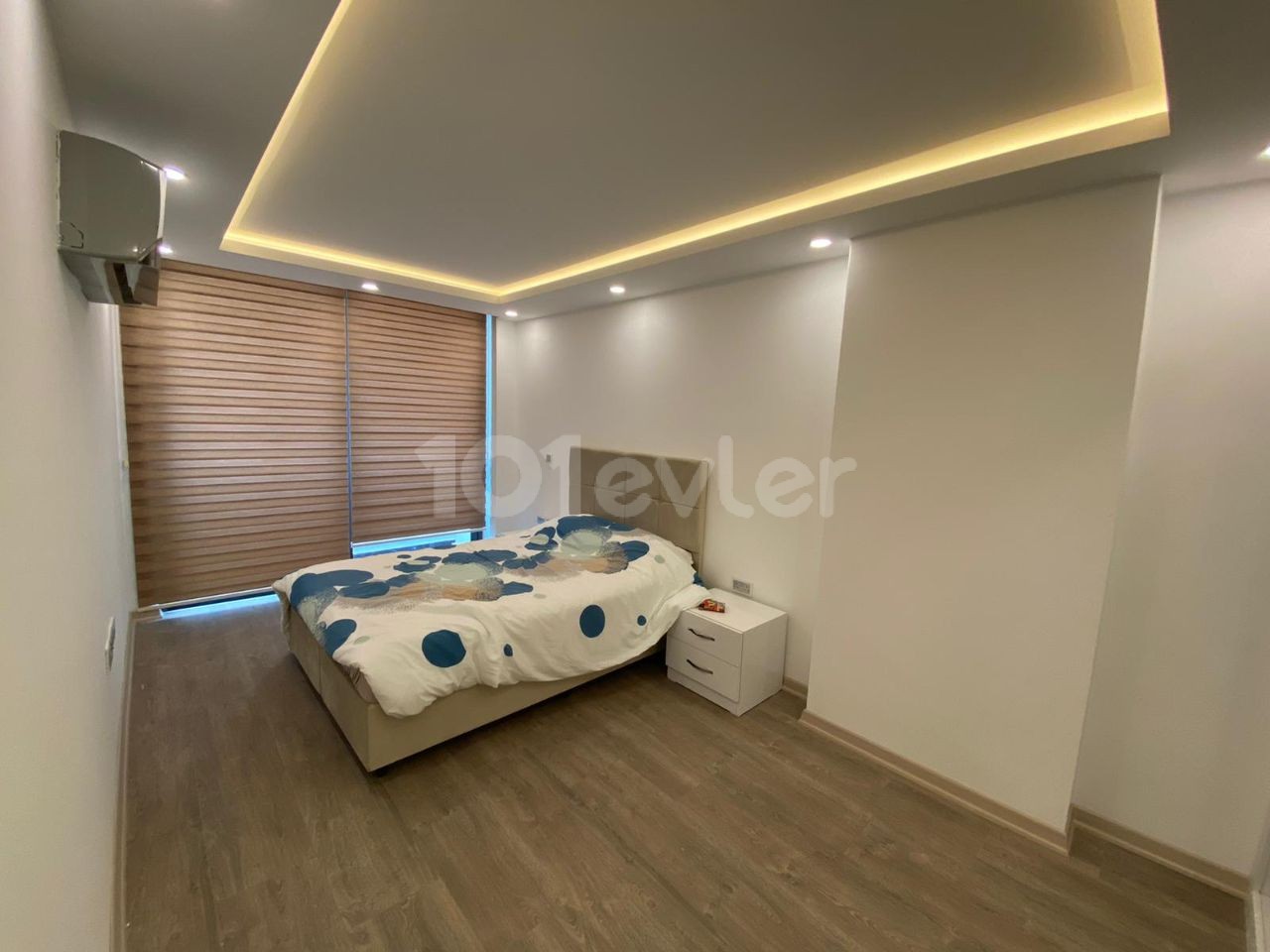 Girne merkezinde deniz manzaralı eşyalı havuzlu sitede satılık 4+1 daire