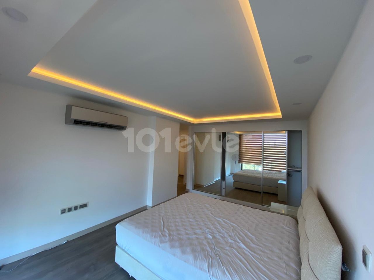 Girne merkezinde deniz manzaralı eşyalı havuzlu sitede satılık 4+1 daire